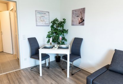 Apartmenthaus Simmering Wohnzimmer Tisch